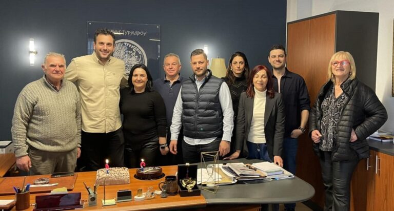 «Πλημμύρισε» ευχές το δημαρχείο για τα γενέθλια του Στέλιου Τσικριτσή