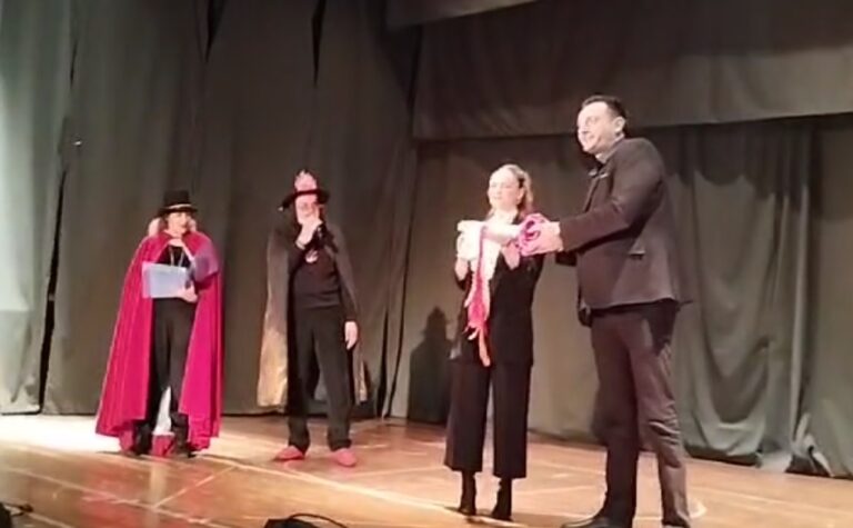 Ο Τύρναβος παραδόθηκε σε Διονυσιακούς ρυθμούς – Η βασίλισσα του καρναβαλιού πήρε το κλειδί της πόλης