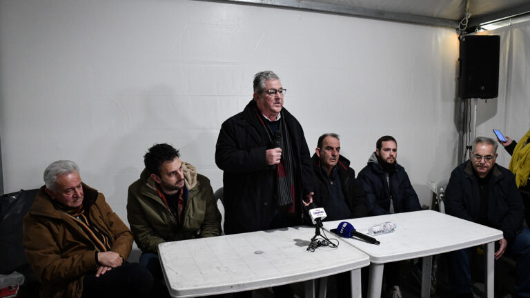 Ο Δ. Κουτσούμπας στο μπλόκο της Γυρτώνης: Ολοι στους δρόμους για να ανοίξει δρόμος για το μέλλον