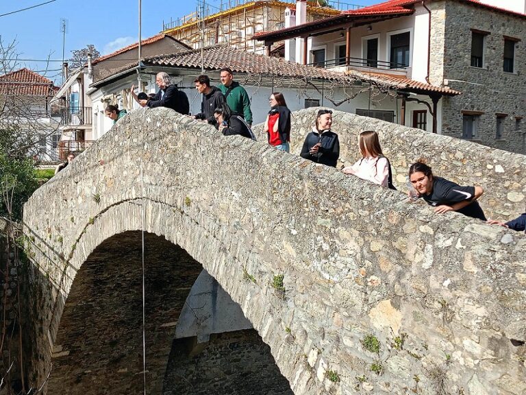 Με το 1ο ΕΠΑΛ Ελασσόνας στο ποτάμι και το πέτρινο γεφύρι της Ελασσόνας