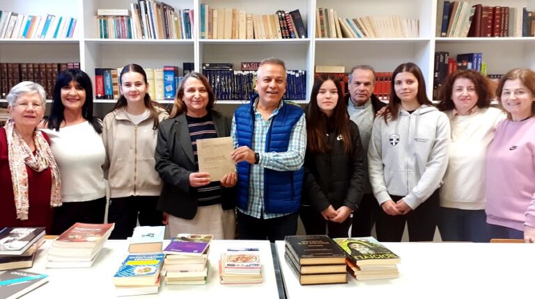 Το ΠΟΚΕΛ πρόσφερε βιβλία στο 1ο Γυμνάσιο Φαρσάλων