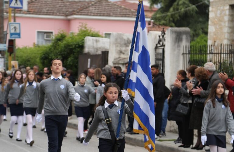 Δείτε στιγμιότυπα από την παρέλαση των δημοτικών σχολείων του Τυρνάβου