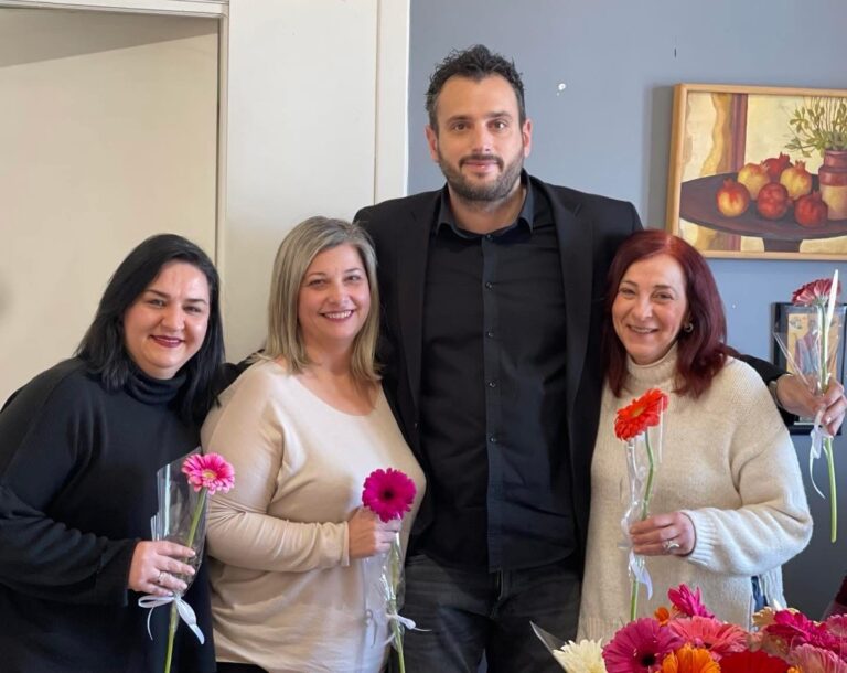 Ευχές και λουλούδια στις εργαζόμενες γυναίκες του δήμου Τυρνάβου από τη δημοτική αρχή