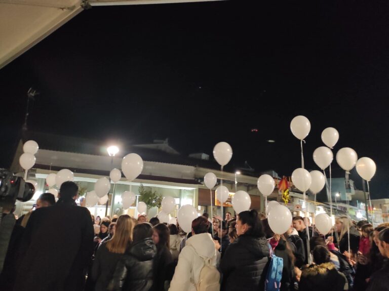 Βαθιά συγκίνηση στην εκδήλωση μνήμης για τα 57 θύματα του εγκλήματος των Τεμπών στον Τύρναβο