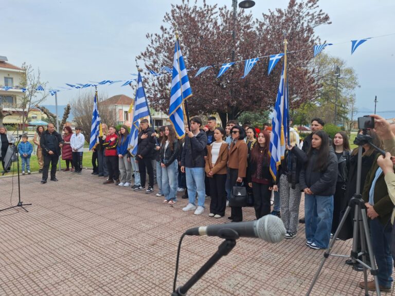 Δείτε φωτορεπορτάζ από την εκδήλωση κατάθεσης στεφάνων των μαθητών του Τυρνάβου στο Ηρώο για την 25η Μαρτίου