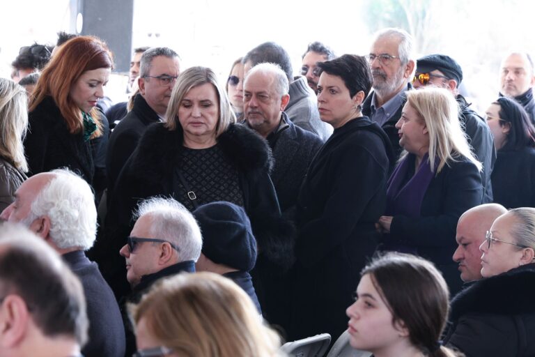 Ράγισαν καρδιές στο μνημόσυνο για τα θύματα του εγκλήματος των Τεμπών