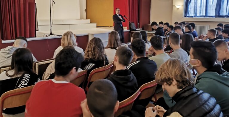 «Η Νομική επιστήμη και οι επαγγελματικές διέξοδοι που προσφέρει» στο Γυμνάσιο Αμπελώνα
