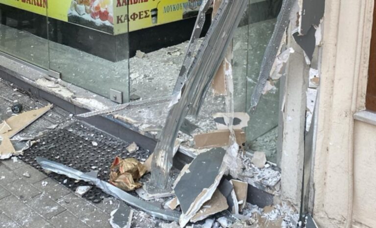 Εικόνες σοκ από την «εισβολή» του ΙΧ σε καταστήματα στον Τύρναβο