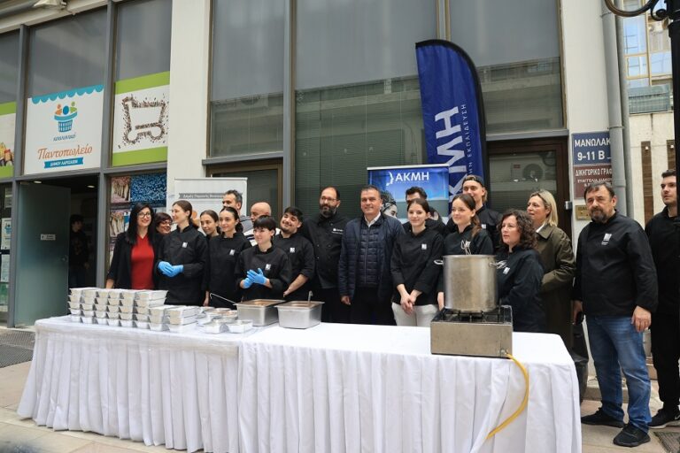 Δέματα αγάπης από το Κοινωνικό Παντοπωλείο του Δήμου Λαρισαίων
