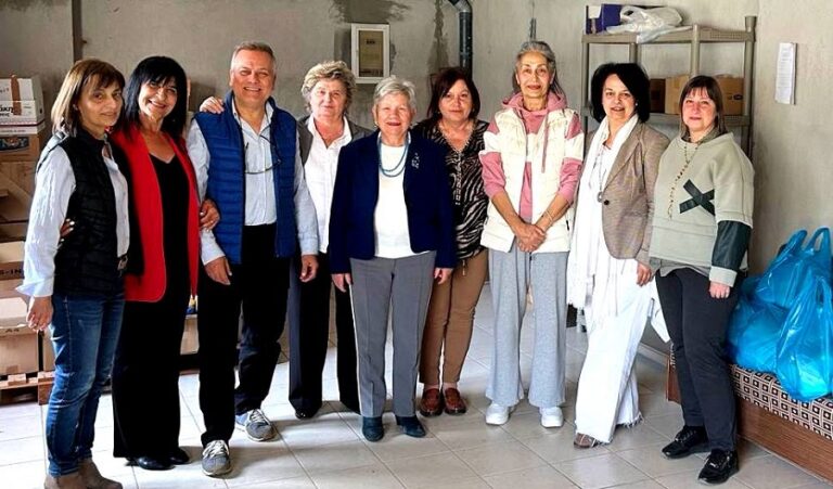 ΠΟΚΕΛ και «Φιλότης» προσέφεραν τρόφιμα σε οικογένειες της Λάρισας για το Πάσχα.