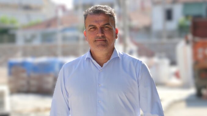 Mamakos-portrait-white