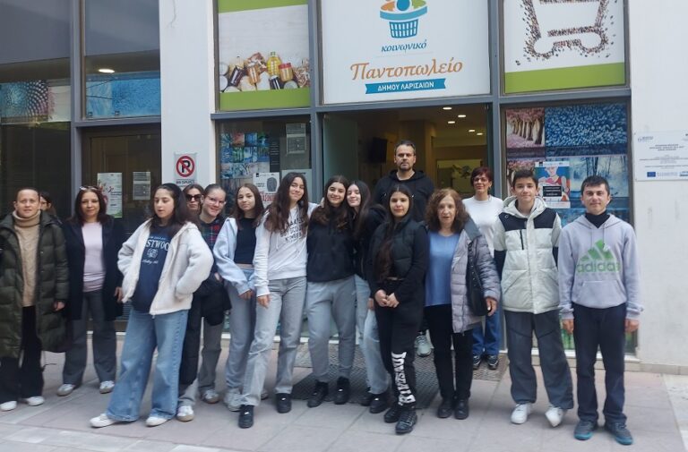Το 1ο Πειραματικό Γυμνάσιο Λάρισας προσέφερε τρόφιμα στο Κοινωνικό Παντοπωλείο του Δήμου Λαρισαίων