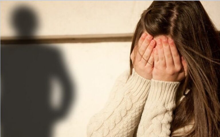 Σε αργία εκπαιδευτικός λυκείου που κατηγορείται για ασέλγεια σε μαθήτρια
