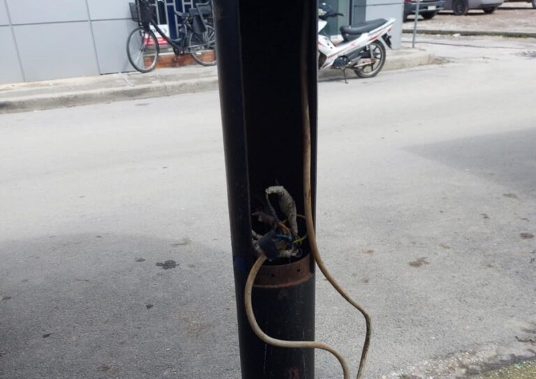 Κίνδυνος ηλεκτροπληξίας από γυμνά καλώδια σε στύλο φωτισμού στον Τύρναβο