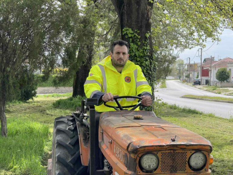 Αγώνας δρόμου υπηρεσίας πρασίνου και εθελοντών με επικεφαλής τον δήμαρχο, αντιδημάρχους και συμβούλους για να κοπούν τα χορτά