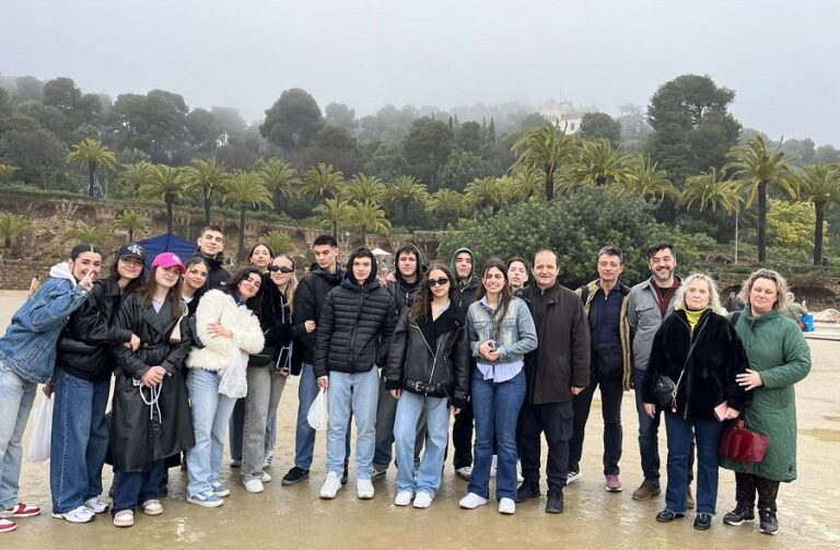 Μαθήτριες, μαθητές και εκπαιδευτικοί του 10ου Γενικού Λυκείου Λάρισας στη Βαρκελώνη με Erasmus+
