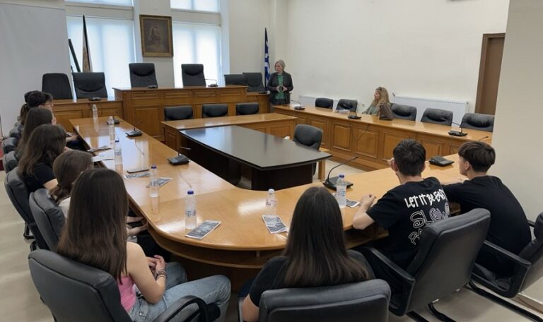 Στο Δημαρχείο Φαρσάλων μαθητές του 1ου ΓΕΛ – Παρουσίασαν αξιόλογες δράσεις με αφορμή τον εορτασμό της Ημέρας της Ευρώπης
