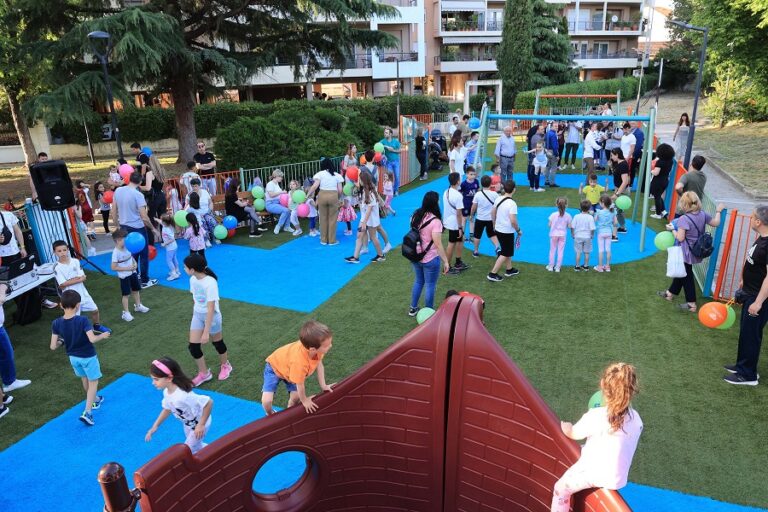 Δήμος Λαρισαίων: Ακόμη ένας χώρος χαράς και ξεγνοιασιάς στη συνοικία Ιπποκράτη – Παραδόθηκε η ανακαινισμένη παιδική χαρά
