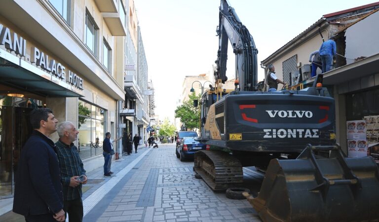 Δήμος Λαρισαίων: Ξεκίνησαν οι κατεδαφίσεις κτιρίων μπροστά από το πιο εμβληματικό μνημείο της πόλης, το Α’ Αρχαίο Θέατρο