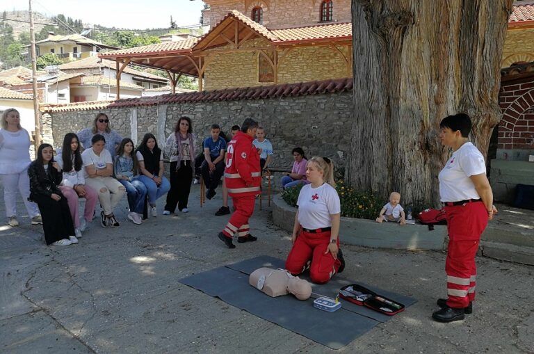 Μαθήματα πρώτων βοηθειών στο Γυμνάσιο-Λ.Τ. Τσαριτσάνης «Κωνσταντίνος Οικονόμος»