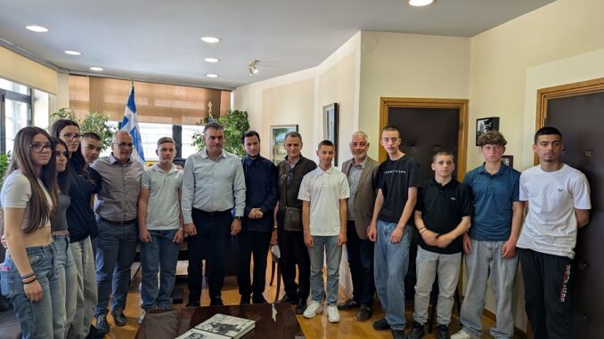 ParembaseisPrasines12GymnasioKaragatsisOikopedo1