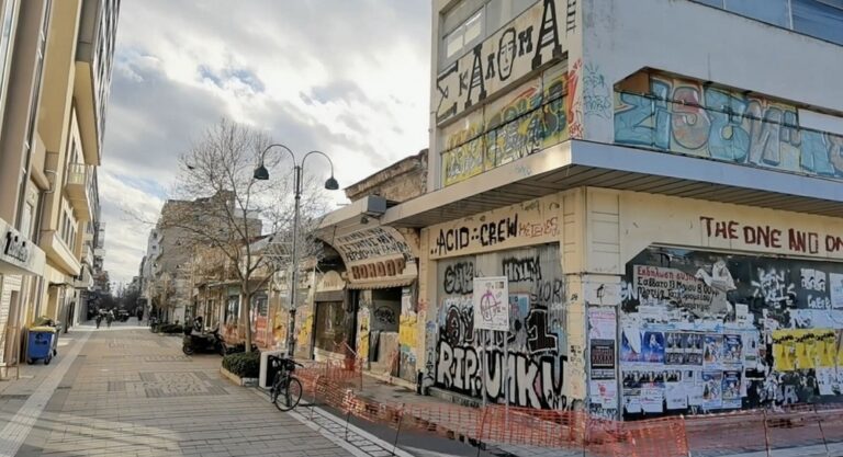 Πώς φτάσαμε στην κατεδάφιση του οικοδομικού τετραγώνου μπροστά στο αρχαίο θέατρο;