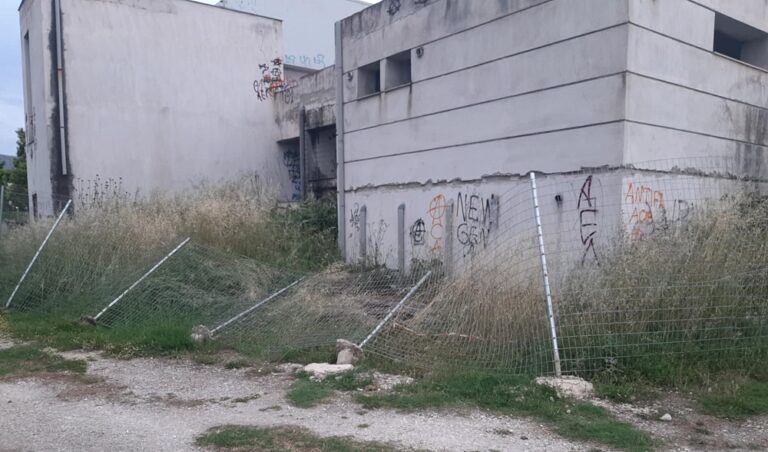 Βάνδαλοι γκρέμισαν περίφραξη στο ημιτελές κολυμβητήριο του Τυρνάβου
