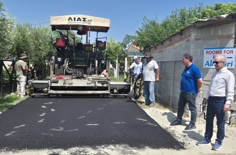 Επίσκεψη του Δημάρχου Τεμπών Γ. Μανώλη σε έργο ασφαλτόστρωσης στην παραλιακή ζώνη