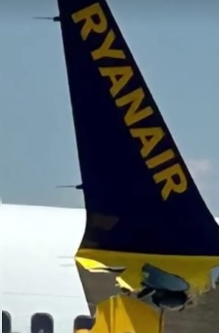 Πτήση της Ryanair από Λονδίνο προς Ελλάδα συγκρούστηκε με φράχτη μετά την προσγείωση