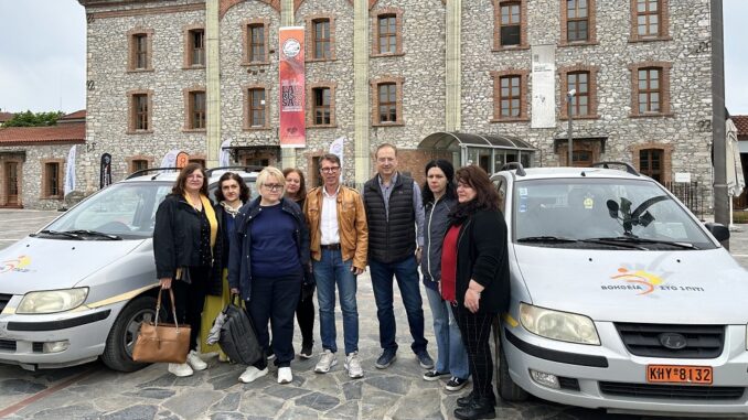 Voitheia sto Spiti-Kinites Monades