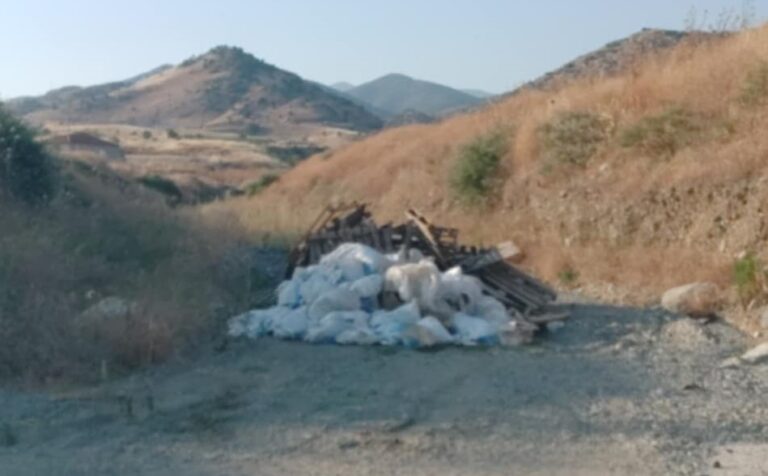 Ασυνείδητος έριξε μπάζα σε καθαρισμένο ρέμα στη Ροδιά – Μήνυση από τον πρόεδρο της κοινότητας