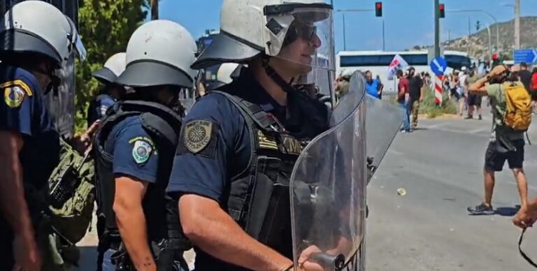 Ένταση στην Ανάβυσσο: Φοιτητές Διαμαρτύρονται για τις Διαγραφές – Συγκρούσεις με ΜΑΤ έξω από Σύνοδο Πρυτάνεων