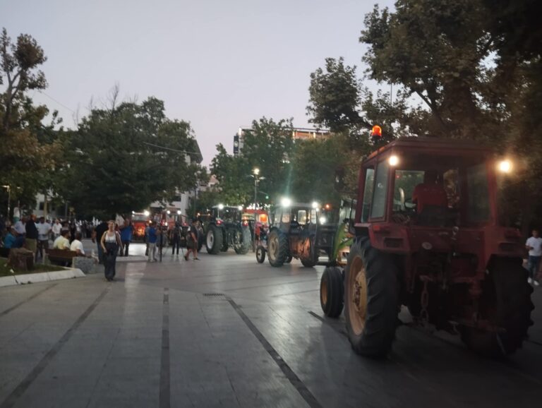 Φωτορεπορτάζ από τη σημερινή αγροτική κινητοποίηση με τρακτέρ στη Λάρισα