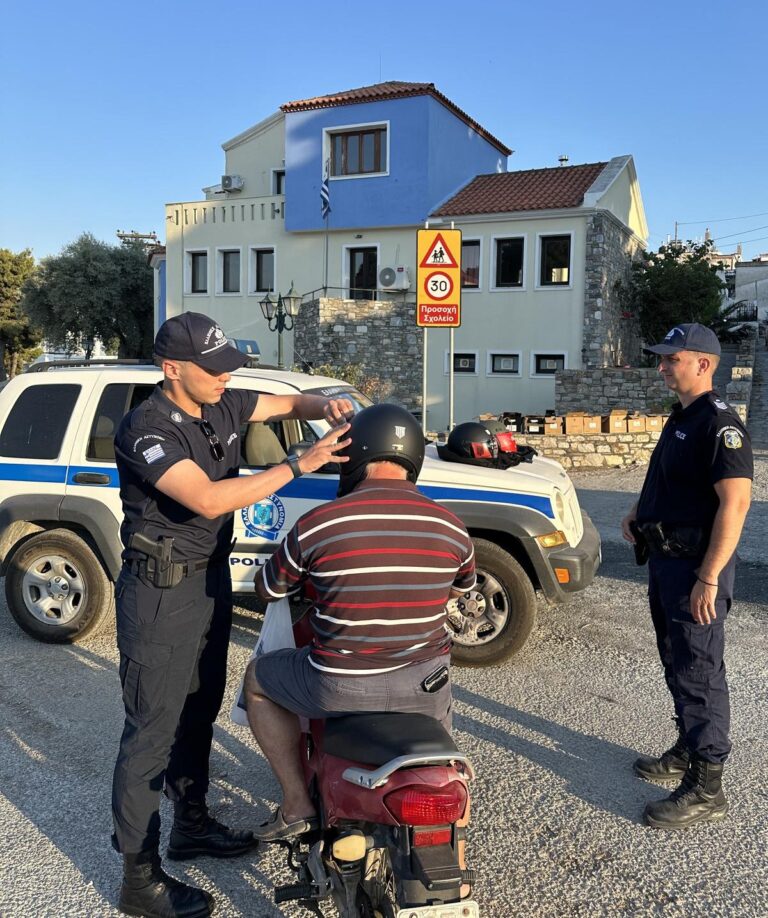 Αστυνομικοί του Α.Σ. Αλοννήσου μοίρασαν κράνη σε δικυκλιστές