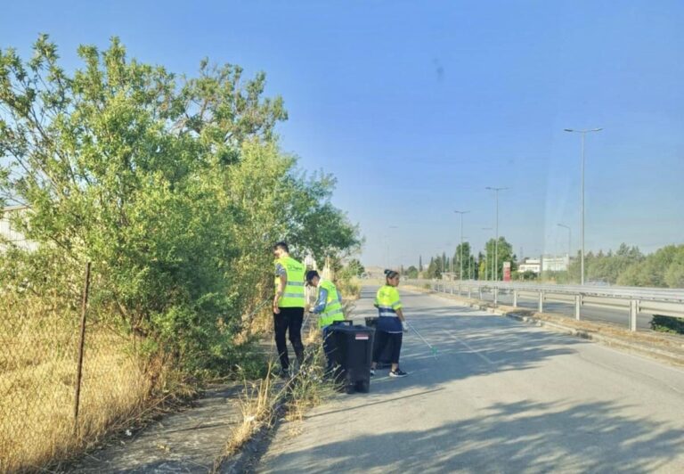Δέκα τόνοι σκουπίδια μαζεύτηκαν από τους δρόμους έξω από τη Λάρισα!!!