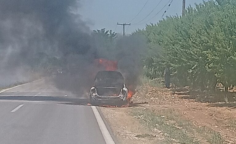 Αυτοκίνητο κάηκε ολοσχερώς στο δρόμο Ελασσόνας – Τυρνάβου