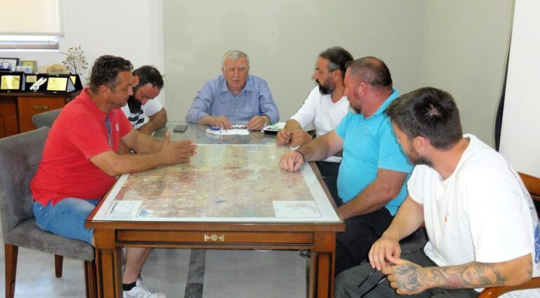 Συνάντηση κτηνοτρόφων με τον Θανάση Νασιακόπουλο για την ευλογιά των προβάτων