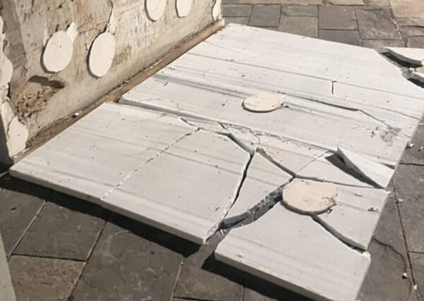 Επεσε και έσπασε πάλι η πλάκα με την επιγραφή στο μνημείο Εθνικής Αντίστασης στον Αμπελώνα