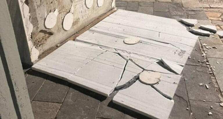 Επεσε και έσπασε πάλι η πλάκα με την επιγραφή στο μνημείο Εθνικής Αντίστασης στον Αμπελώνα