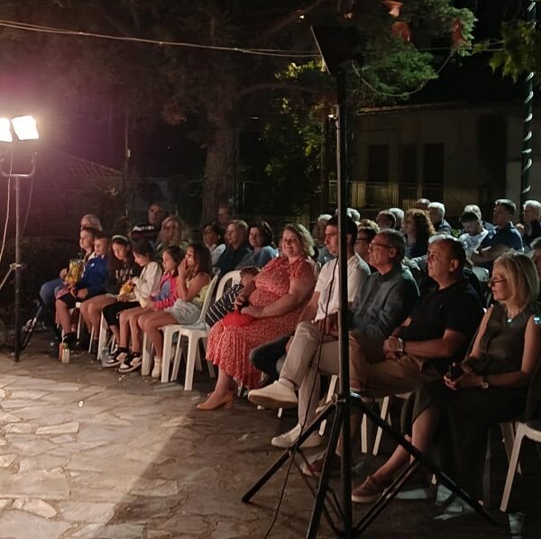 Με μεγάλη επιτυχία παρουσιάστηκε η κωμωδία «Δήμαρχος για όλες τις δουλειές» στο Ναρθάκι