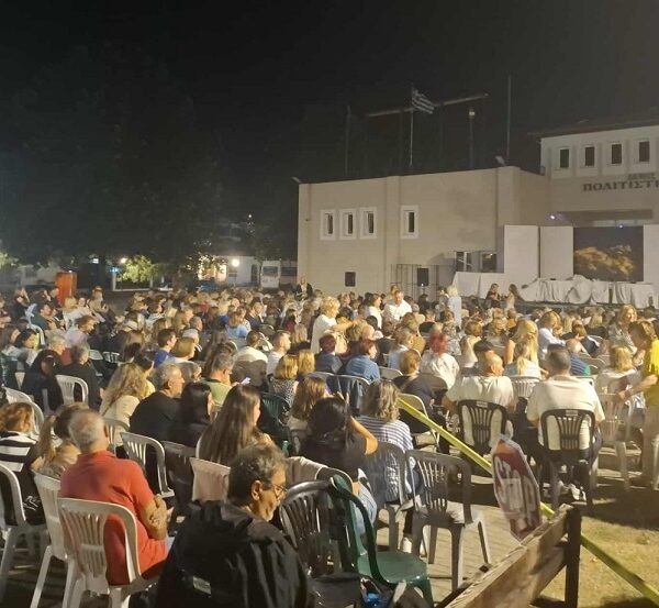 Τα Φάρσαλα αγαπούν το καλό θέατρο – Πλημμύρισε με κόσμο το Πολιτιστικό Κέντρο για τις «Καραμέλες ούζου»