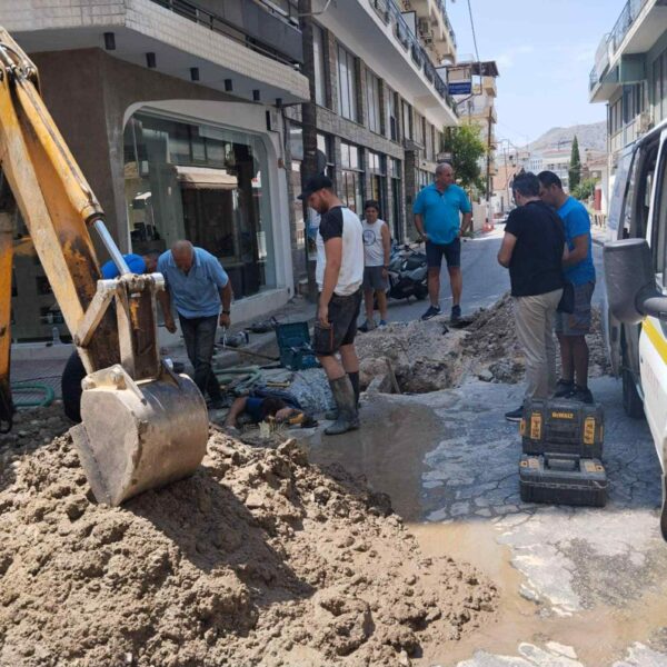 Μεγάλη η βλάβη σε αγωγό της ΔΕΥΑΤ. Σε 2 ώρες η αποκατάσταση της υδροδότησης σε τμήμα του Τυρνάβου