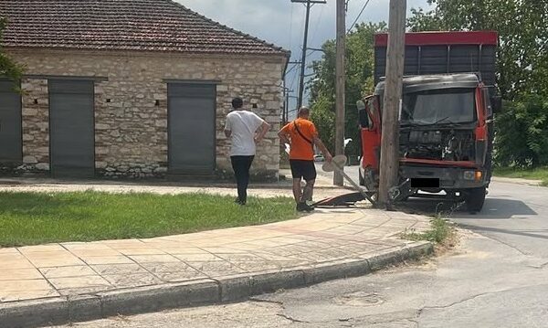 Φορτηγό έπεσε σε κολώνα στον Αμπελώνα