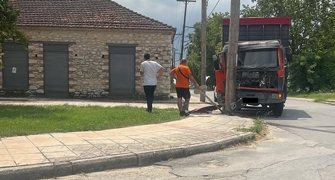 Φορτηγό έπεσε σε κολώνα στον Αμπελώνα