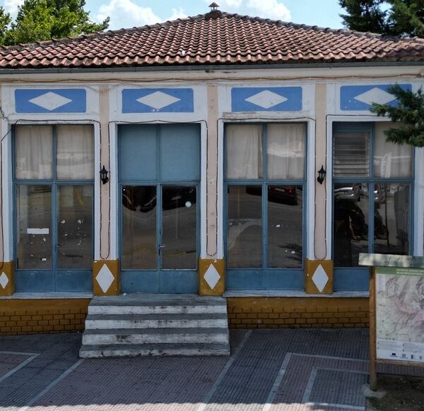 Νέα ζωή στο ιστορικό κτίριο του κεντρικού καφενείου Ελασσόνας