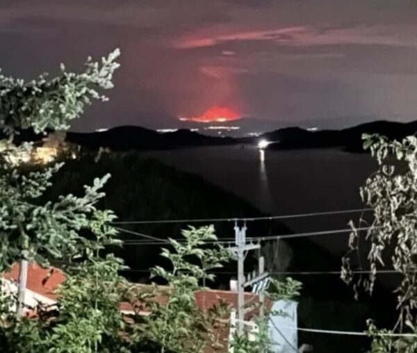 Ορατή ακόμη και από τη λίμνη Πλαστήρα η φωτιά στο Δαμάσι