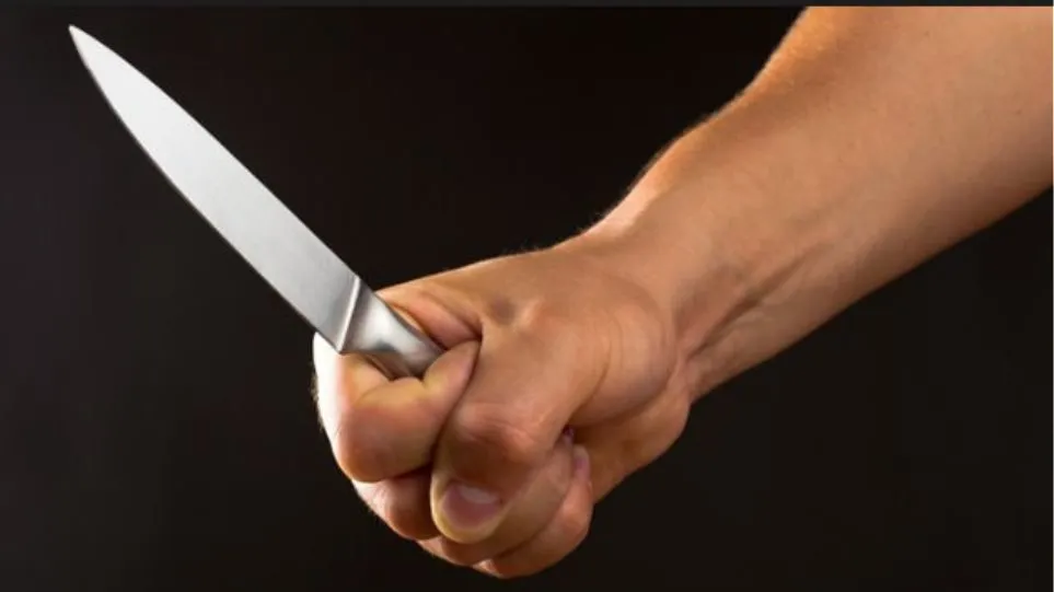 Τη μαχαίρωσε 10 φορές και τη χτύπαγε με καρέκλα