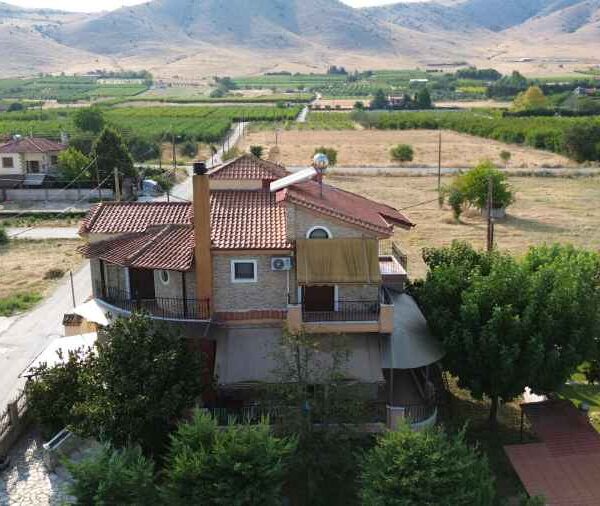 Πωλείται γωνιακή πολυτελής μονοκατοικία – μεζονέτα στον Τύρναβο