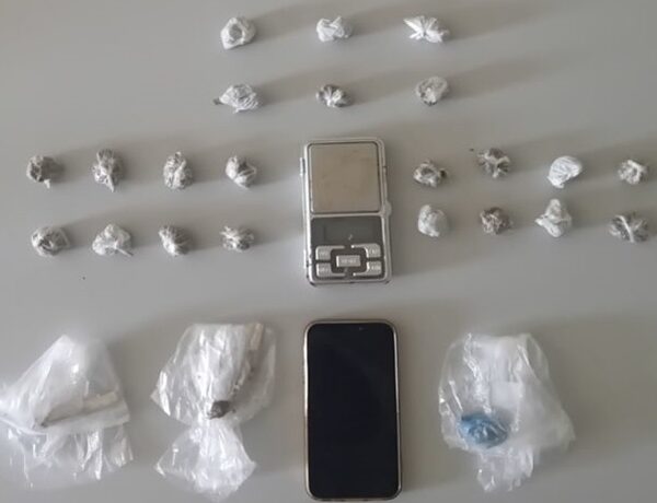 Συνελήφθησαν 5 ανήλικοι και 1 ενήλικας σε σχολείο στη Λάρισα για ναρκωτικά