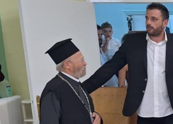 Το εγκώμιο του παπά στον δήμαρχο